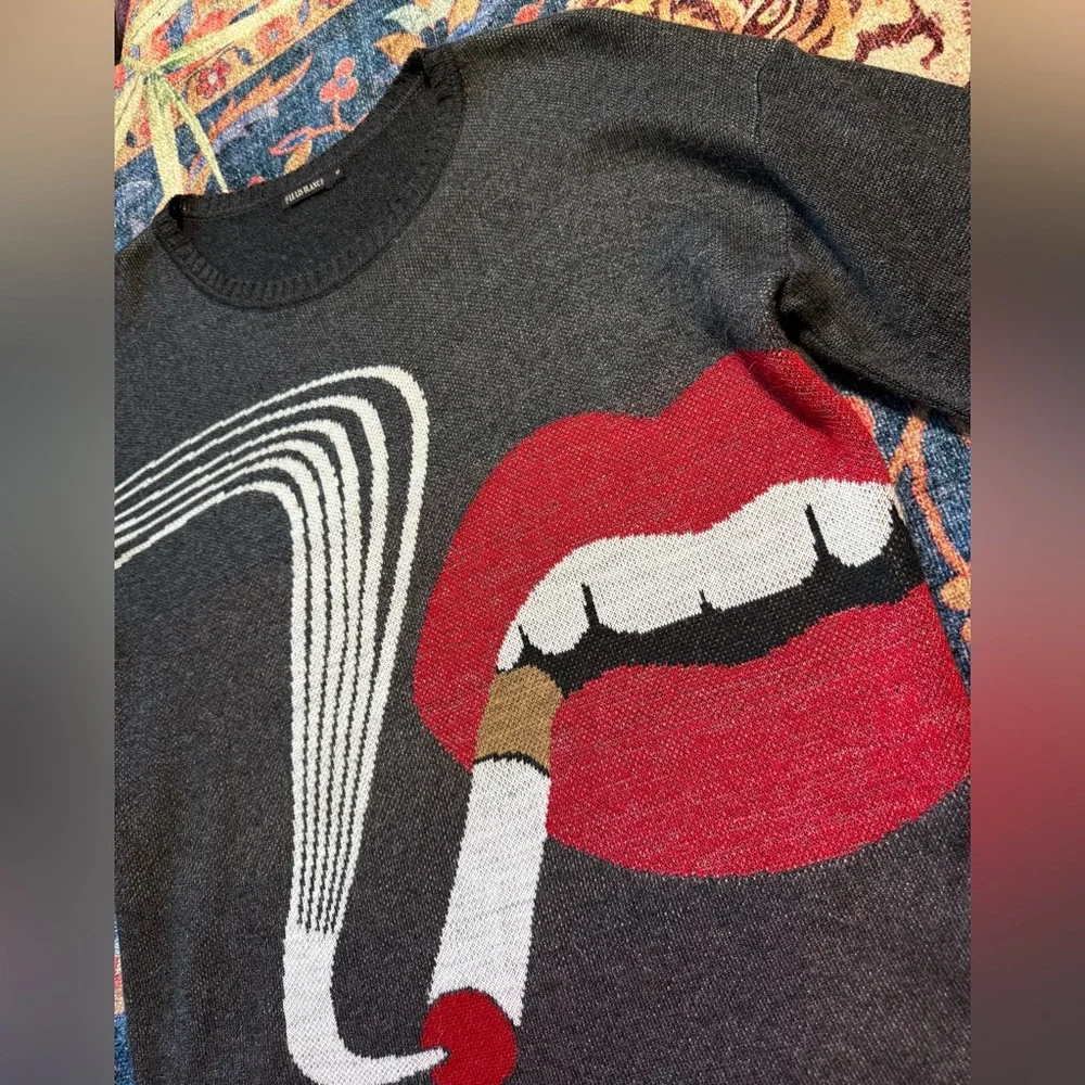 Le Lis Blanc Deux Graphic Sweater - Gray and Red size Medium - Picture 4 of 9
